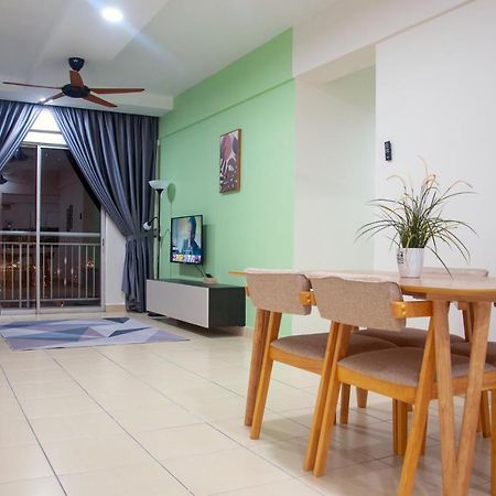 Five H Family Service Apartment Seri Kembangan Exterior foto